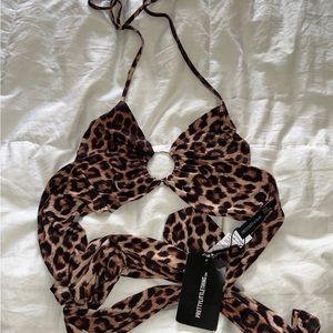 PRETTY LITTLE THING crop top